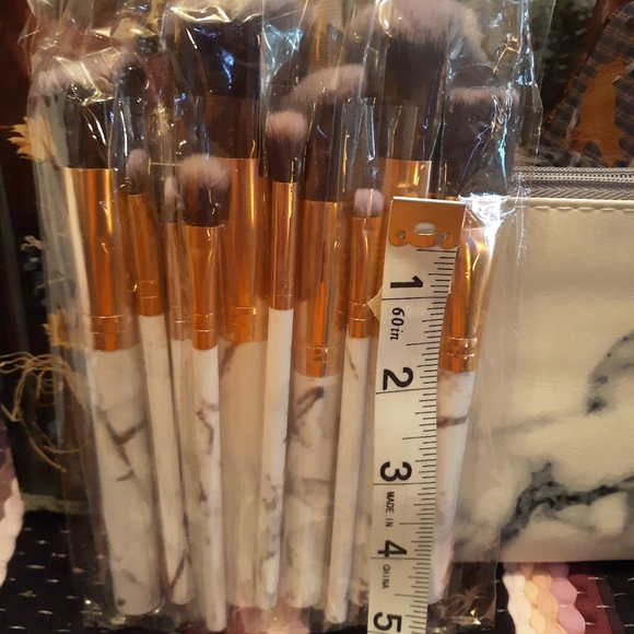 🆕️LAST SET♥️MARBLE DESIGN BRUSH SET W/ POUCH♥️ - Picture 8 of 8